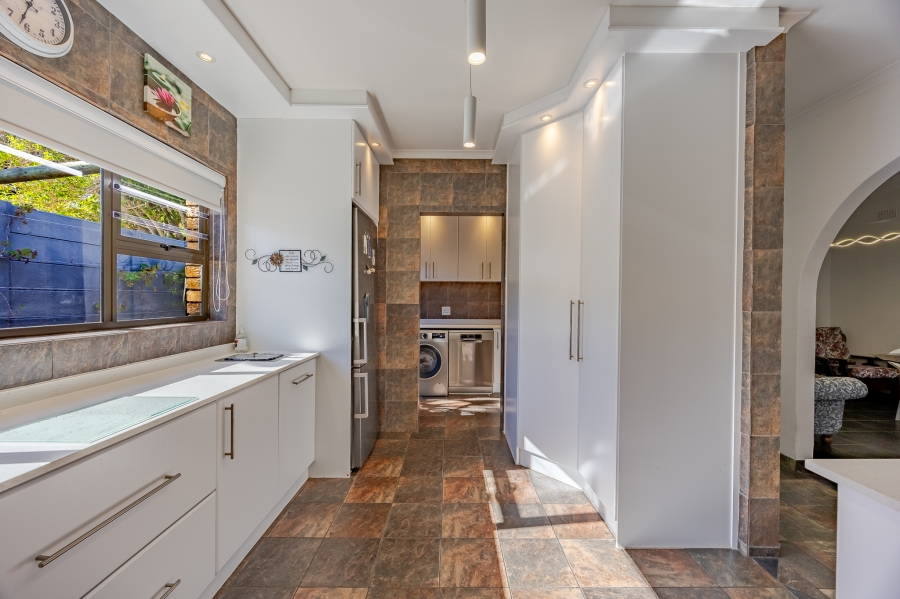 5 Bedroom Property for Sale in Flamingo Vlei Western Cape